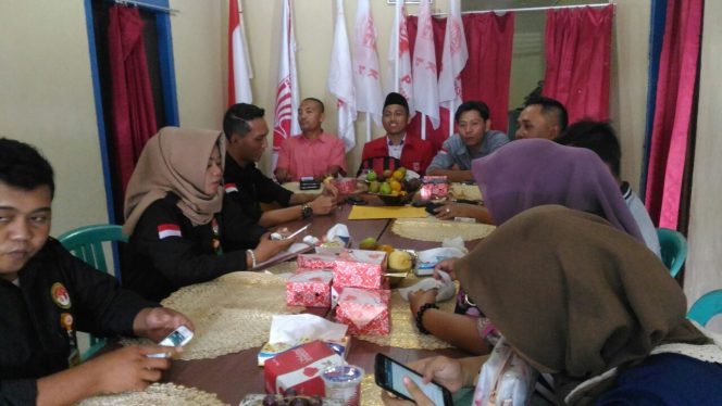 
 Foto Riduan 
Caption : Jajaran KPUD Lampura, saat melakukan verifikasi faktual terhadap DPK PKPI Kabupaten Setempta, kamis(1/2).
 
