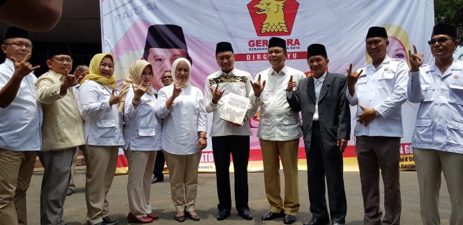 
 Foto Riduan 
Caption : Jajaran Partai Gerindra bersama dengan patahana Hi. Agung Ilmu Mangkunegara, menunjukan salam metal, yang menjadi simbol nomor urut pasangan Agung Bersama Budi(ABDI), Rabu(14/2).
 