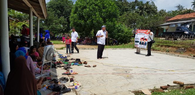 
 Foto Riduan 
Caption : Salah seorang kader partai Nasdem Lampura, saat mensosialisasikan pasangan calon bupati-wakil bupati nomor urut 3, Agung Ilmu Mangkunegara dan Budi Utomo(ABDI) di Dusun Tanjungarum Pinggir Desa Trimodadi Kecamatan Abung Selatan, Selasa(27/2).