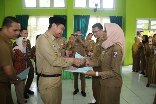 
 Foto Diskominfo Lampung Utara
Caption : Bupati Lampura Hi. Agung Ilmu Mangkunegara saat menyerahkan Surat Alih Tugas Penyuluh Keluarga Berencana dari Pemerintah Kabupaten Lampung Utara menjadi Aparatur Negara (ASN) Pusat pada Badan Kependudukan Dan Keluarga Berencana Nasional (BKKBN), Di Aula Gedung AL-Shintan, Simpangpropau, Abung Selatan, Selasa(6/2).
