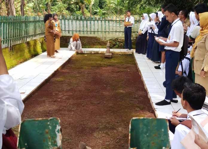 Mengenal Sejarah: Kabid Kebudayaan Dra.Nani Rahayu M.M., didampingi Kasi dan Stafnya serta para Siswa dan guru Sejarah saat berkunjung ke makam puyang Minak Semellasem di Bunuk untuk mengenal sejarah. Foto IST