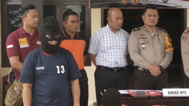 
 Foto CW7
Caption : Tersangka kepmilikan Senpira, saat diamanakan di Mapolres Lampura, Minggu(4/2).
 