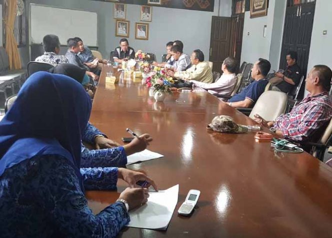 
 LBH Awalindo bersama perwakilan K2LUB, mendatangi DPRD Lampung Utara untuk menanyakan pelaksanaan hak interpelasi, kemarin (26/2). Foto Riduan