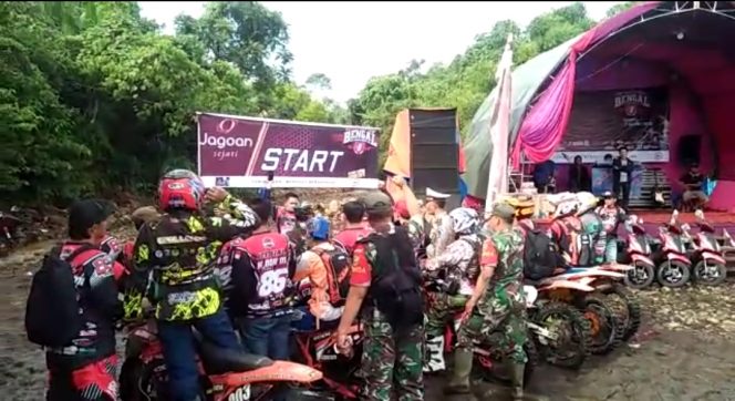 
 Foto : Humas Polres Lampura  Caption: Terlihat petugas TNI/Polri saat mengamankan peserta Trail yang sedang melaksanakan Giat Bukit Kemuning Adventure Trail Bengal jelajah Bukit Tapak Puyang 1 di Desa Sekipi Kecamatan Abung Tinggi. Poto dibidik, Sabtu(19/3).  