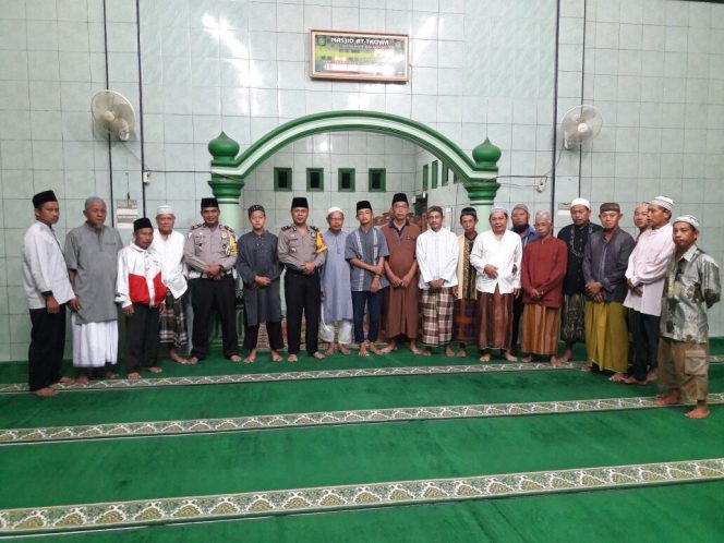 
 Poto : Humas Polres  Caption Poto : Kapolres Lampura AKBP Eka Mulyana foto bersama usai melaksanakan Sholat Subuh di Masjid Taruko, Kotabumi foto dibidik Rabu (21/3).  