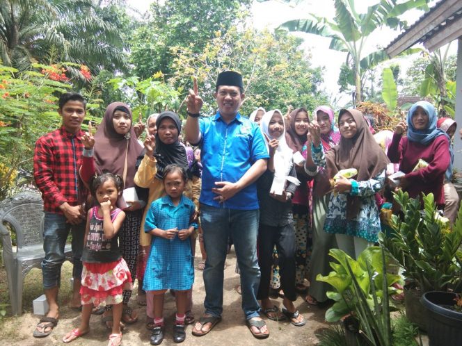 
 Foto IST  Caption : M.Yusrizal, ST calon wakil bupati nomor urut 1 ditengah-tengah massa pendukungnya dalam kunjunganya ke kecamatan Bunga Mayang, Selasa (27/3)