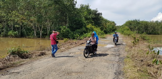 
 Foto Riduan 
Caption : Jalan penghubung antar Desa Banjar Negeri – Negeri Ujungkarang, Kecamatan Muara Sungkai, mengalami kerusakan serius, akibat tergenang banjir dan dilintasi kendaraan bermuatan berat. Foto dibidik Selasa(20/3).
