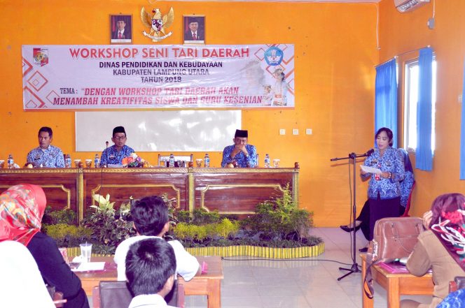 
 Foto IST  Sampaikan Arahan: Kepala Bidang Kebudayaan Dra. Nani Rahayu M.M., bersama Kepala Disdikbud Suwandi dan didampingi Kasi Nilai-nilai Tradizi dan Sejarah Zaidar dan Kasi Pembinaan Kesenian Markos saat membuka Workshop, Senin(19/3).