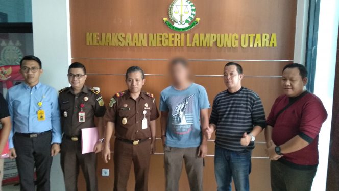 
 Foto CW7
Caption : Mika Heri Laksana(30)(Tengah), yang menjadi tersangka kasus tindak pidana korupsi(Tipikor) pembangunan jalan di Kota Bengkulu, saat diamankan di kantor Kejari Lampura, Selasa(6/3).