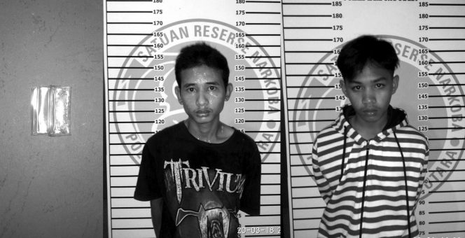 
 Caption Poto : Yulianto beserta rekannya Peji Perdo saat berada di Mapolres Lampura beserta  BB sabu yang berhasil diamankan, kamis(22/3). Poto : Sat-Res Narkoba Lampura