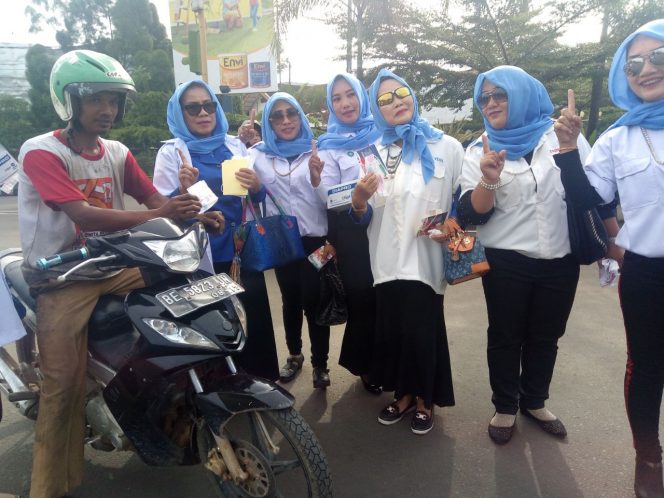 
 Foto RIA  Bagikan Masker- Ketua PDRI Lampura Hj.Yuliani S.Pd., M.M., dan anggotanya saat membagikan Masker kepada pengguna jalan di Bundaran Payan Mas Kotabumi, Selasa(6/2).
