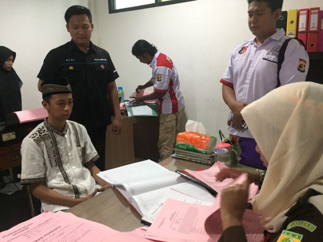 
 Foto Riduan 
Caption : Polres Lampura, saat melimpahkan berkas dan tersangka Gusta David Prayuda (20) warga Baturetno, Desa Baturaja, Kecamatan Sungkai Utara, ke Kejaksaan Negeri(Kejari) setempat, Rabu(28/3).