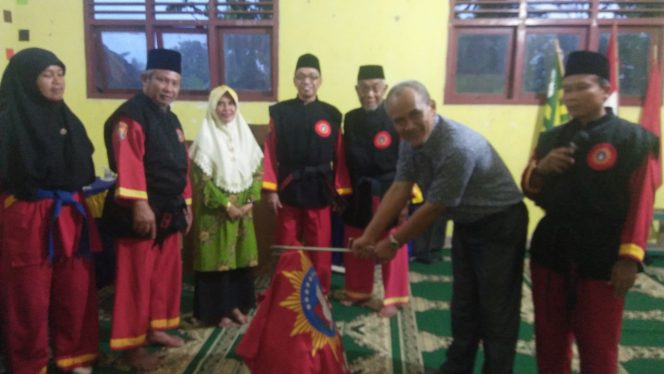 
 Foto RIA  Pimpinan Daerah Muhammadiyah (PDM) Lampung Utara, Drs.H.Zainal Abidin didampingi Ketua Pimpinan Daerah 081 Tapak Suci Lampura H.R.Nashir Hoesin TAH.,S.H.M.H dan para pendekar lainnya saat menancapkan pusaka, Sabtu(17/3).