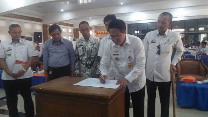 
 Foto Riduan 
Caption : Terkait belum dibayarnya ADD 2017, puluhan Kades di Lampura, datangi kantor Pemkab Lampura, Rabu(28/3).