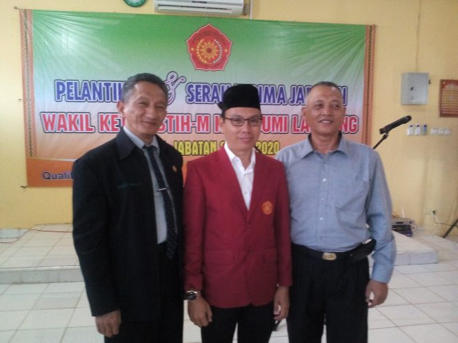 
 Caption foto :  Suwardi, SH.MH (tengah) didampingi DR.Didiek R Mawardi, H.MH (kiri) dan Drs.Hidayatulloh,M.Si (kanan), usai dilantik sebagai wakil ketua STIH Muhammadiyah Kotabumi, Senin(19/3)