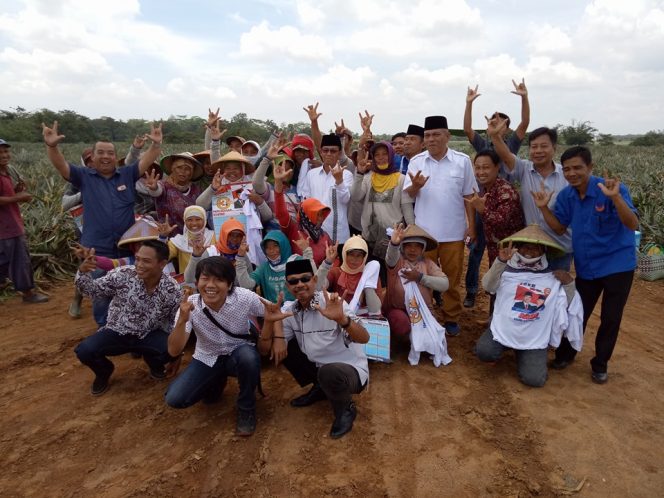 
 Foto IST  Caption : Budi Utomo ditengah-tengah massa pendukungnya saat melakukan blusukan ke kecamatan Abung Semuli, Selasa (3/4)