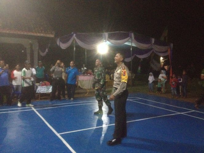 
 Foto IST 
Caption : Kapolres Lampura AKBP Eka Mulyana, saat melakukan servis pertama setelah membuka secara resmi badminton Kapolres CUP, Minggu(15/4) malam.