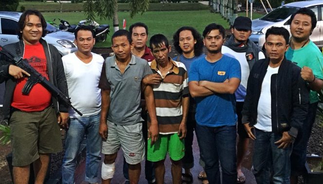 
 Foto Humas Polres Lampura
Caption : 2 Pelaku curas yakni RS(34) dan ZH(42) saat diamankan di Mapolres Lampura, Senin(9/4).