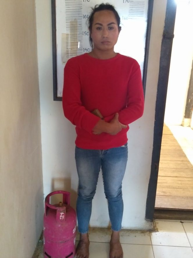 
 Poto : Humas Polres Lampura  Caption : Sobirin Alias Ririn(33), saat diamankan ke Mapolsek Abung Semuli, bersama barang bukti satu buah tabung gas hasil curiannya. Foto dibidik Kamis(5/4).
 