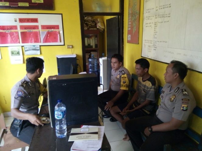 
 Foto Riduan 
Caption : Tersangka penganiayaan berat, Misni Jayadi, saat menjalani pemeriksaan di Mapolsek Kotabumi Utara, Senin(9/4).
 