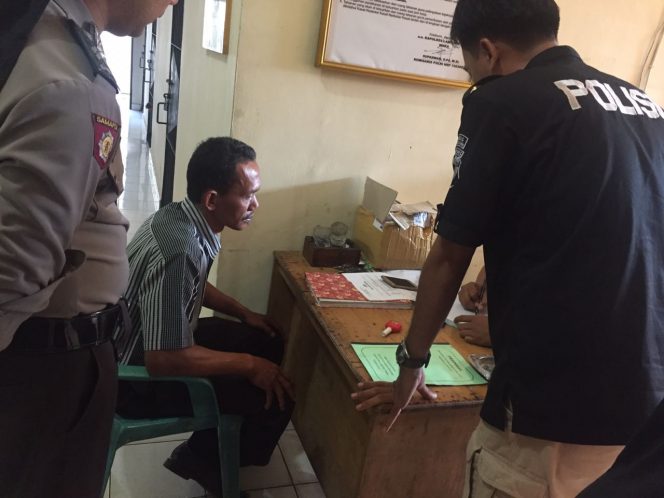 
 Foto Riduan
Caption : Sekdes Tamanjaya, Hartono saat menjalani pemeriksaan di Mapolres Lampura, Kamis(5/4).