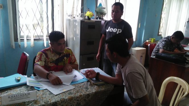 
 Foto RIA
Caption : Kasubid Pengadaan Pegawaian Hantara saat diwawancarai Awak Media terkait pengajuan Formasi CPNS, kamis(12/4).
