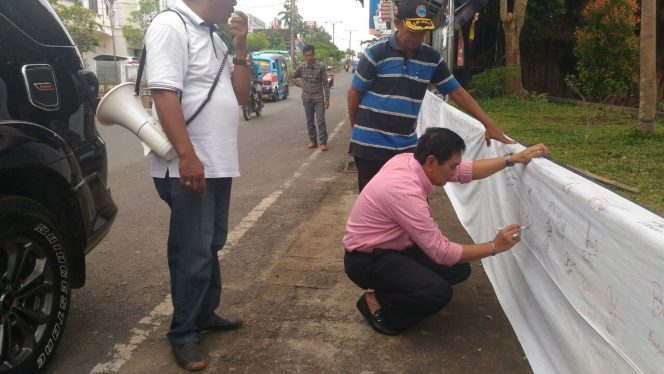 
 Foto IST 
Caption : Djauhari Thalib dan Helmi Hasan Tokoh Masyarakat Lampura, saat membubuhkan tandatangannya, sebagai dukungan pengungkapan kasus tewas Yogi Andhika. Foto dibidik di Taman Sahabat Kotabumi, Rabu(25/4).
 