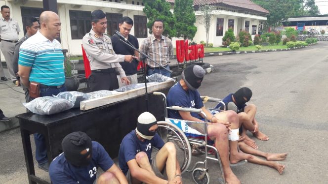 
 Foto IST 
Caption : Kapolres Lampura AKBP Eka Mulyana saat ekspose ungkap kasus perampok bendahara MWC NU Kecamatan Sungkai Utara, di Mapolres Setempat, Minggu(29/4).  