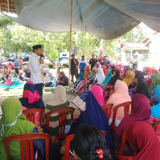 
 Foto IST---Agung Ilmu Mangkunegara cabup Lampura nomor urut 1, ketika menyampaikan pidato politiknya dihadapan warga Dusun Kampungbaru Desa Blambangan Kecamatan Blambangan Pagar, Kamis.