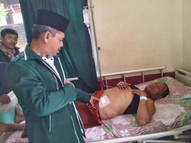 
 Foto IST--Budi Santoso, korban perampokan yang mengalami luka tembak, saat berada RSD H.M. Ryacudu Kotabumi, Selasa(3/4)