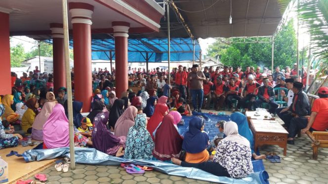 
 Foto IST--Cabup Lampura nomor urut 1 Hi. Zainal Abidin, M.M., saat berdialog dengan massa pendukungnya di Kecamatan Sungkaijaya, kamis.