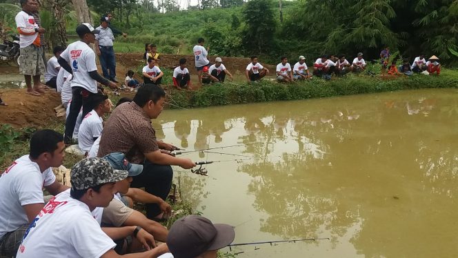 
 Foto IST--Cabup Lampura, nomor urut 1 Zainal Abidin, mancing bersama masyarakat desa Mekar Asri Kecamatan Abung Tengah, Rabu (25/4).