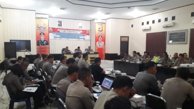 
 Foto IST-Kapolres Lampura AKBP Eka Mulyana, saat memimpin rapat Pra Ops Patuh 2018, di Ruang Rekonfu, Mapolres setempat, Rabu (25/4).
