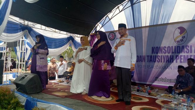 
 Foto IST--Petahana Cabup Lampura Hi. Agung Ilmu Mangkunegara, saat memberikan salam hormat kepada para pendukungnya di Halaman Parkir Stadion Sukung Kotabumi, Sabtu(28-4).