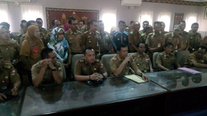 
 Foto IST--Sebanyak 64 Pejabat yang ogah dirolling, saat mendatangi kantor Pemkab Lampura, Selasa (3/4).