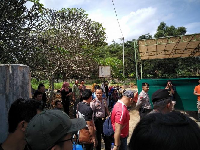 
 Foto IST--Suasana pelaksaan otopsi jenazah Yogi Andhika di TPU Umbul Senin, Perumahan Waykandis, Kecamatan Tanjungsenang Bandarlampung, kamis.