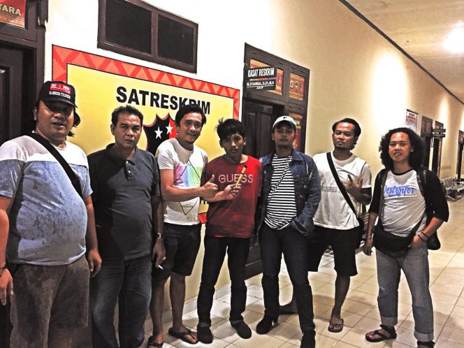 
 Foto IST--Terlihat Anggota Resmobe Polres Lampura saat mengamankan tersangka dengan kepemilikan senjata tajam, Selasa.