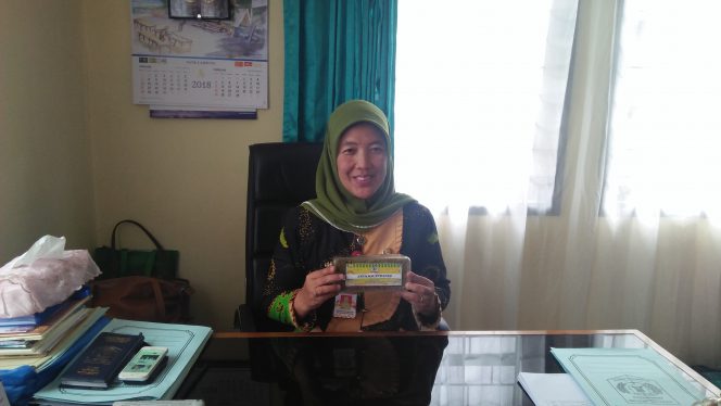 
 Foto RIA-- Kepala Dinas Koperasi UMKM dan Perindustrian Lampura Dina Prawitarini saat menunjukkan Jipang Pisang salah satu oleh-oleh khas Lampura,