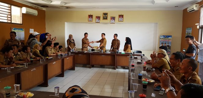 
 Foto Riduan-Asisten II Pemkab Lampura, Hi. Syahrizal Adhar, saat menyerahkan SK Plt. Kadis PUPR Lampura kepada Franstorry, di aula kantor setempat, Senin (3/4)