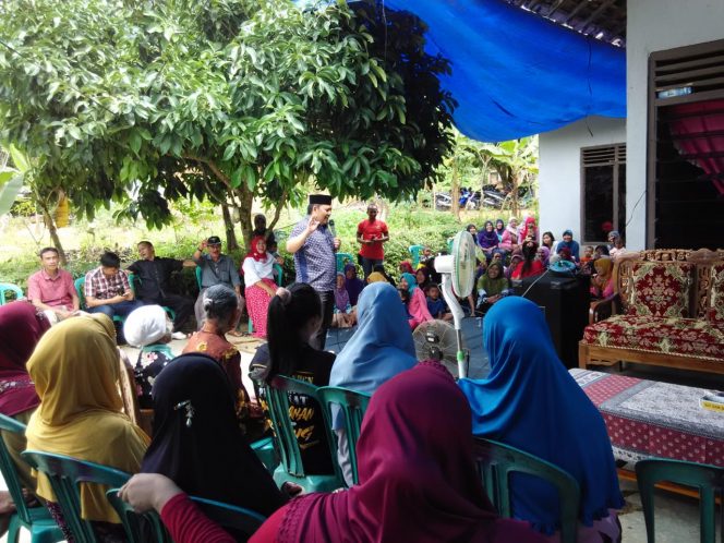 
 Foto Riduan--Cabup Lampura Hi. Zainal Abidin, saat menyampaikan visi-misinya dihadapan ratusan orang pendukungnya di Kecamatan Abung Selatan, Senin(23/4)