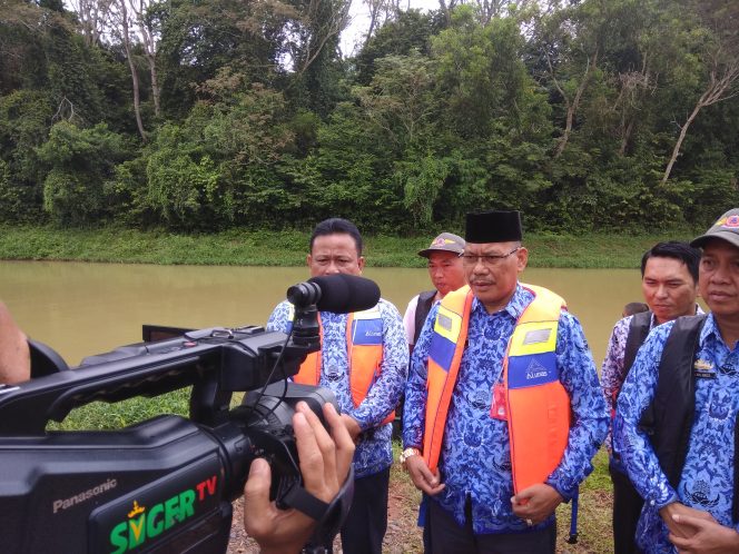 
 Foto Riduan---Kalak BPBD Lampura Karim SR, saat diwawancarai pasca menguji coba kekuatan perahu fiber lipat, bantuan dari BNPB, di aliran sungai Wayrarem, Rabu (25/4).