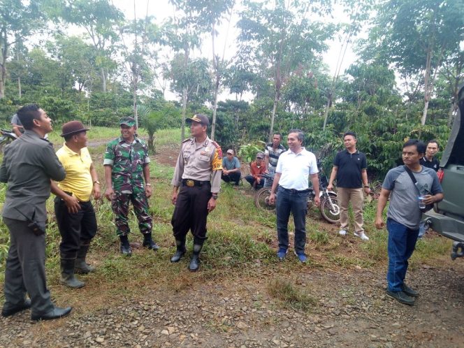 
 Foto IST 
Caption : Kapolres Lampura AKBP Eka Mulyana, bersama Kajari Sunarwan, dan Kasdim 0412/LU Mayor Inf. Afrizal, saat berbincang seusai bergotongroyong di makam puyang Minak Tridiso, yang terletak di Desa Skipi Kecamatan Abung Tinggi, kamis(12/4).