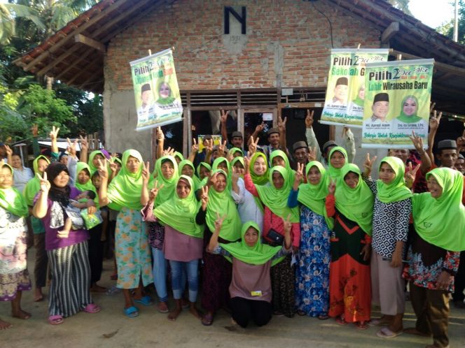 
 Foto IST 
Caption : Ice Suryana ditengah-tengah massa pendukungnya didesa desa Karang Sakti Kecamatan Muara Sungkai, Jum’at(13/4) lalu.
