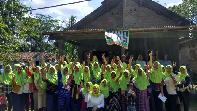 
 Foto IST 
Caption : Ice Suryana calon wakil bupati nomor urut 2, foto bersama massa pendukungnya dalam kunjungannya ke Desa Bandarputih, Kecamatan Kotabumi Selatan, kamis(5/4).