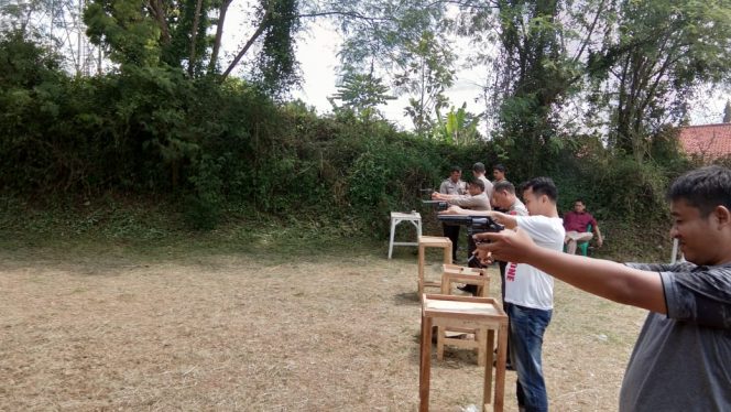 
 Foto Humas Polres Lampura
Caption : Anggota Polres Lampura, saat latihan menembak, kamis(19/4).