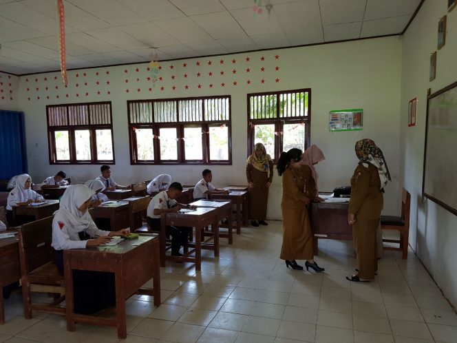 
 Foto IST
Monev: Ketua Tim Monev Disdikbud Lampura Nani Rahayu bersama jajarannya saat melakukan monitoring dan evaluasi di SMPN 1 Abung Selatan, Senin(9/4).