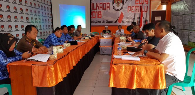 
 Foto Riduan 
Caption : Ketua KPUD Lampura, Hi. Marthon, S.E., saat memimpin rapat debat publik, di Aula Kantor Setempat, Selasa(17/4). 
