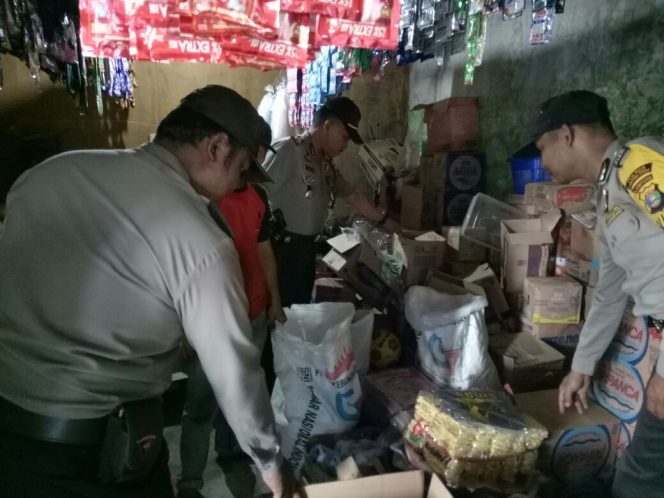 
 Foto IST 
Caption : Sejumlah warung yang diduga mengedarkan Miras, saat dirazia oleh anggota dari Polres Lampura, Jumat(13/4).