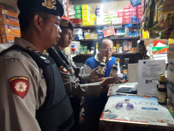 
 Foto Riduan 
Caption : Sejumlah anggota polisi saat menggelar razia miras di salah satu pasar yang ada di Lampura, Senin(16/4).
 