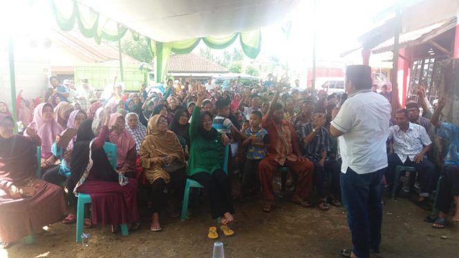 
 Foto IST  Calon bupati Lampura Zainal Abidin saat menyapa massa pendukungnya di desa Pagar Gading kecamatan Blambangan Pager, Jum’at(13/4).  